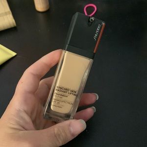 Shiseido Synchro Skin Radiant Lifting foundation in 220 Linen